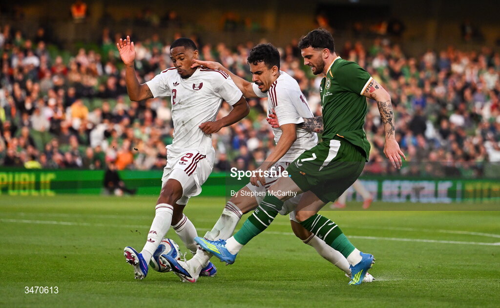 28 May 2026; Troy Parrott of Republic of Ireland in action against Qatar players Pedro Miguel, left, and Ayoub Al-Oui during the international friendly match between Republic of Ireland and Qatar at the Aviva Stadium in Dublin. Photo by Stephen McCarthy/Sportsfile