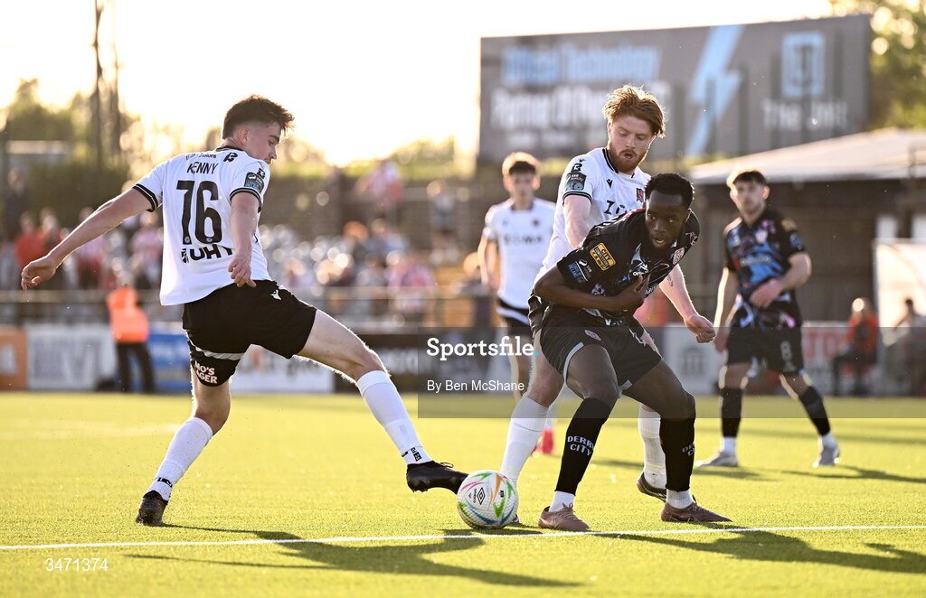 29 May 2026; James Olayinka of Derry City in action against Aodh Dervin, right, and Eoin Kenny of Dundalk during the SSE Airtricity Men’s Premier Division match between Dundalk and Derry City at Oriel Park in Dundalk, Louth. Photo by Ben McShane/Sportsfile