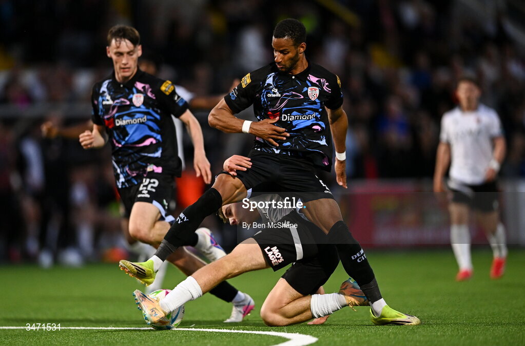 29 May 2026; Ronan Teahan of Dundalk is tackled by Barry Cotter of Derry City during the SSE Airtricity Men’s Premier Division match between Dundalk and Derry City at Oriel Park in Dundalk, Louth. Photo by Ben McShane/Sportsfile