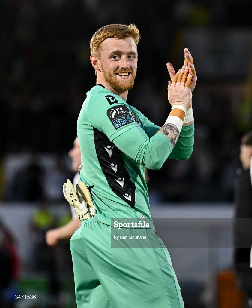 29 May 2026; Dundalk goalkeeper Enda Minogue celebrates after the SSE Airtricity Men’s Premier Division match between Dundalk and Derry City at Oriel Park in Dundalk, Louth. Photo by Ben McShane/Sportsfile