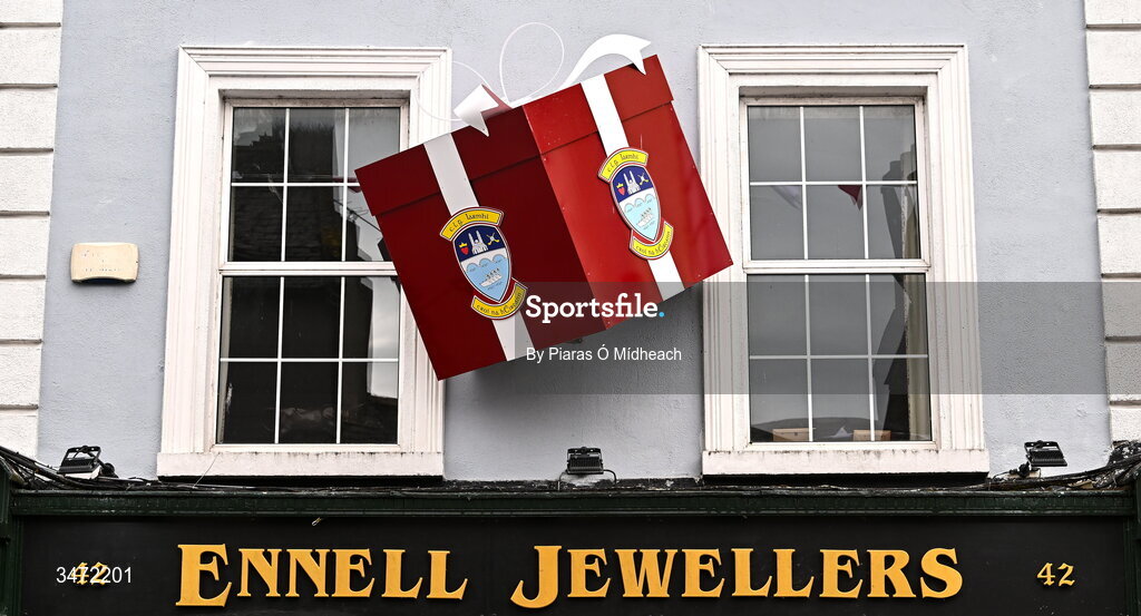 30 May 2026; Westmeath decorations at Ennell Jewellers before the GAA Football All-Ireland Senior Championship Round 1 match between Westmeath and Cavan at TEG Cusack Park in Mullingar, Westmeath. Photo by Piaras Ó Mídheach/Sportsfile