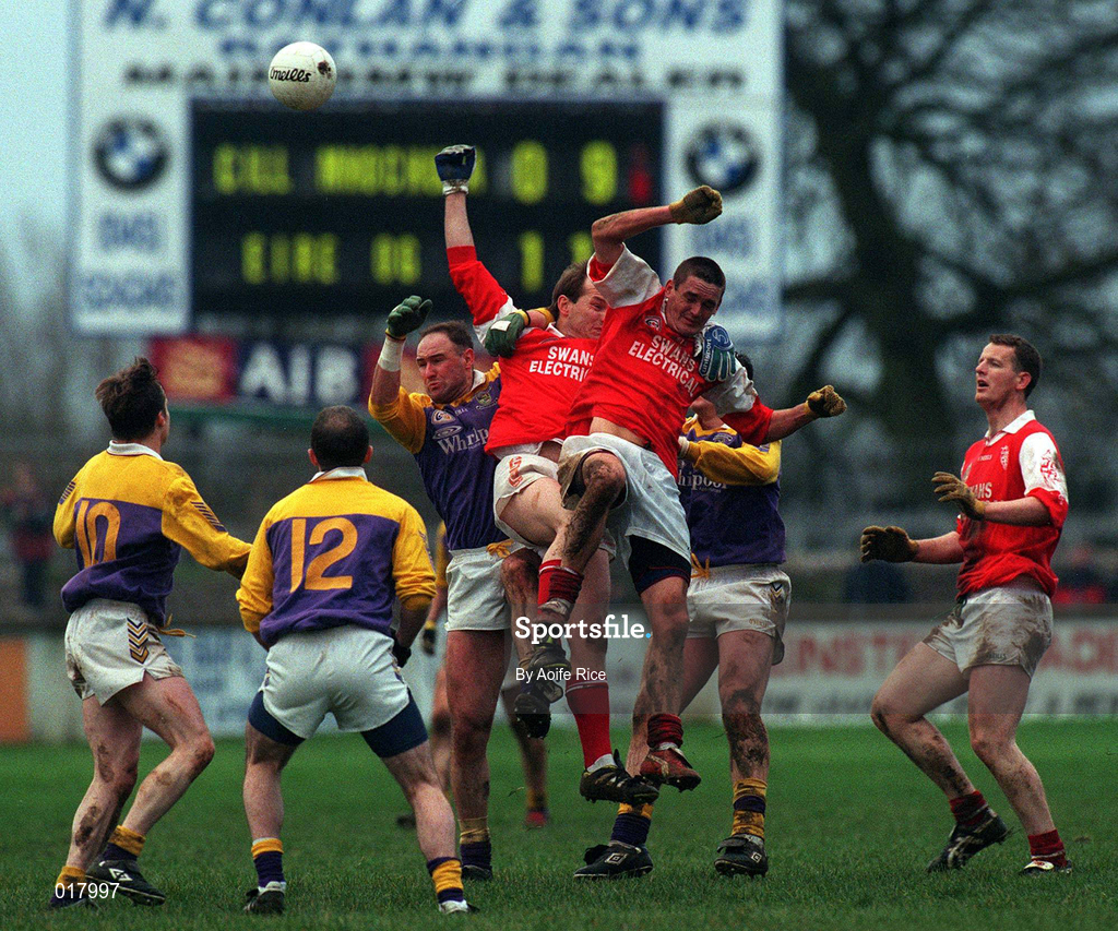 31 January 1999; Jody Morrisey, right, and Tom Nolan, centre, of Éire Og in action against Conor Deegan of Kilmacud Crokes during the AIB Leinster Club Football Championship Final 2nd Replay match between Éire Og and Kilmacud Crokes at St Conleths Park in Newbridge, Kildare. Photo by Aoife Rice/Sportsfile