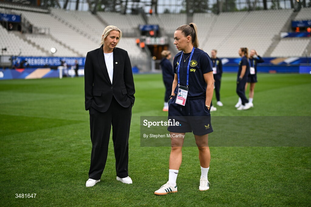 9 June 2026; Republic of Ireland head coach Carla Ward speaks to Katie McCabe before the 2027 FIFA Women’s World Cup Qualifier match between France and Republic of Ireland at Stade des Alpes in Grenoble, France. Photo by Stephen McCarthy/Sportsfile