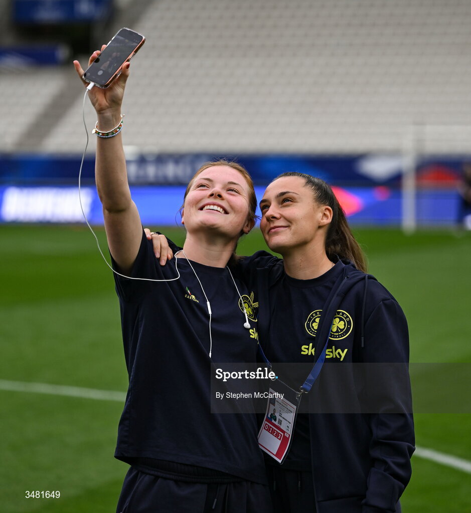 9 June 2026; Emily Murphy of Republic of Ireland takes a selfie with Jess Ziu before the 2027 FIFA Women’s World Cup Qualifier match between France and Republic of Ireland at Stade des Alpes in Grenoble, France. Photo by Stephen McCarthy/Sportsfile