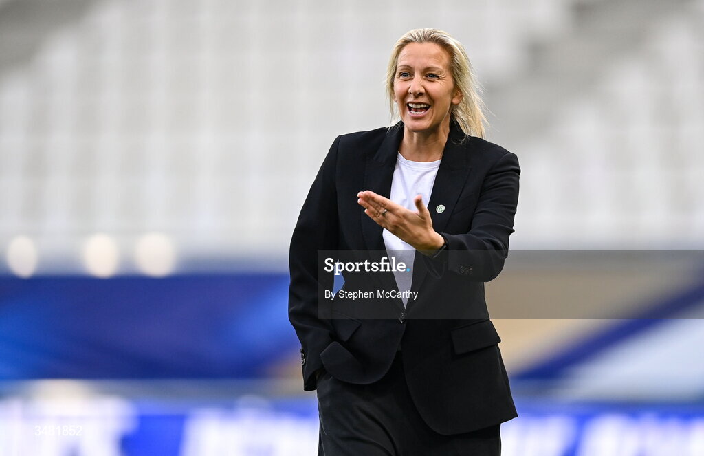 9 June 2026; Republic of Ireland head coach Carla Ward before the 2027 FIFA Women’s World Cup Qualifier match between France and Republic of Ireland at Stade des Alpes in Grenoble, France. Photo by Stephen McCarthy/Sportsfile