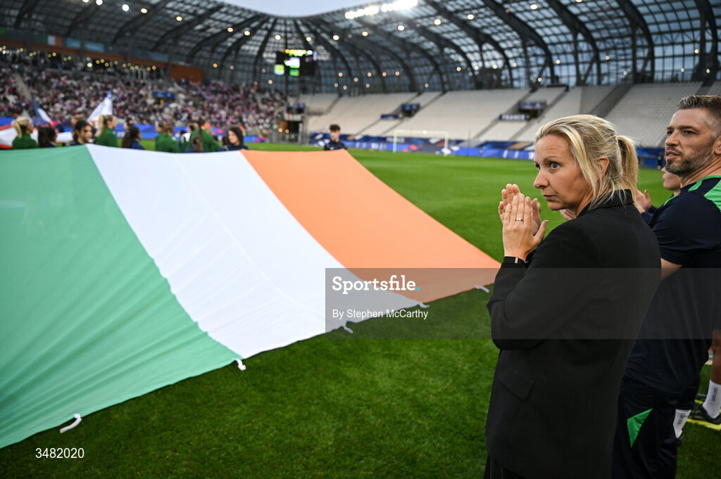 9 June 2026; Republic of Ireland head coach Carla Ward claps before the 2027 FIFA Women’s World Cup Qualifier match between France and Republic of Ireland at Stade des Alpes in Grenoble, France. Photo by Stephen McCarthy/Sportsfile