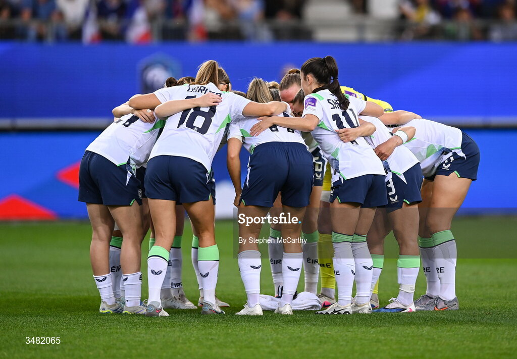 9 June 2026; The Republic of Ireland team huddle before the 2027 FIFA Women’s World Cup Qualifier match between France and Republic of Ireland at Stade des Alpes in Grenoble, France. Photo by Stephen McCarthy/Sportsfile