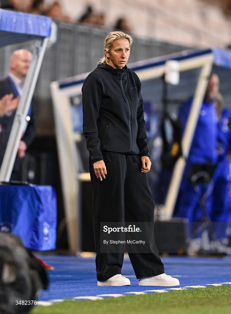 9 June 2026; Republic of Ireland head coach Carla Ward during the 2027 FIFA Women’s World Cup Qualifier match between France and Republic of Ireland at Stade des Alpes in Grenoble, France. Photo by Stephen McCarthy/Sportsfile