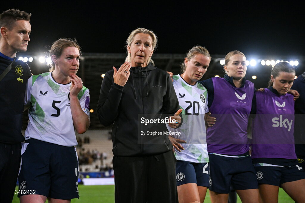 9 June 2026; Republic of Ireland head coach Carla Ward speaks to her team after the 2027 FIFA Women’s World Cup Qualifier match between France and Republic of Ireland at Stade des Alpes in Grenoble, France. Photo by Stephen McCarthy/Sportsfile