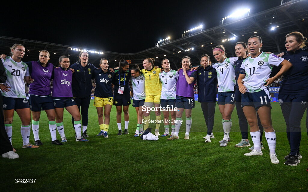 9 June 2026; The Republic of Ireland team huddle after the 2027 FIFA Women’s World Cup Qualifier match between France and Republic of Ireland at Stade des Alpes in Grenoble, France. Photo by Stephen McCarthy/Sportsfile