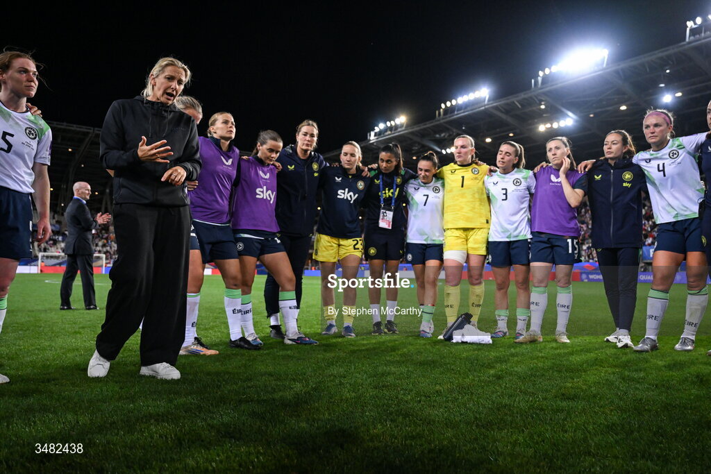 9 June 2026; Republic of Ireland head coach Carla Ward speaks to her team after the 2027 FIFA Women’s World Cup Qualifier match between France and Republic of Ireland at Stade des Alpes in Grenoble, France. Photo by Stephen McCarthy/Sportsfile