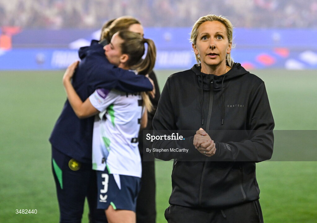 9 June 2026; Republic of Ireland head coach Carla Ward acknowledges her side's supporters after the 2027 FIFA Women’s World Cup Qualifier match between France and Republic of Ireland at Stade des Alpes in Grenoble, France. Photo by Stephen McCarthy/Sportsfile