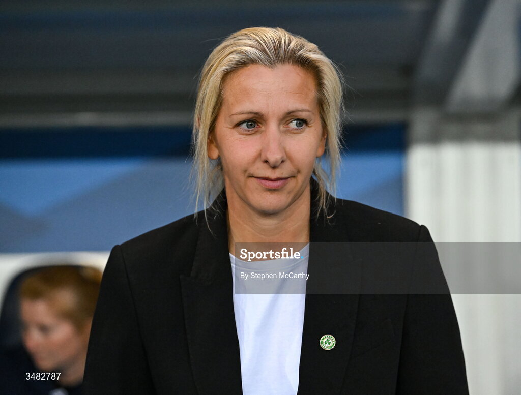 9 June 2026; Republic of Ireland head coach Carla Ward before the 2027 FIFA Women’s World Cup Qualifier match between France and Republic of Ireland at Stade des Alpes in Grenoble, France. Photo by Stephen McCarthy/Sportsfile