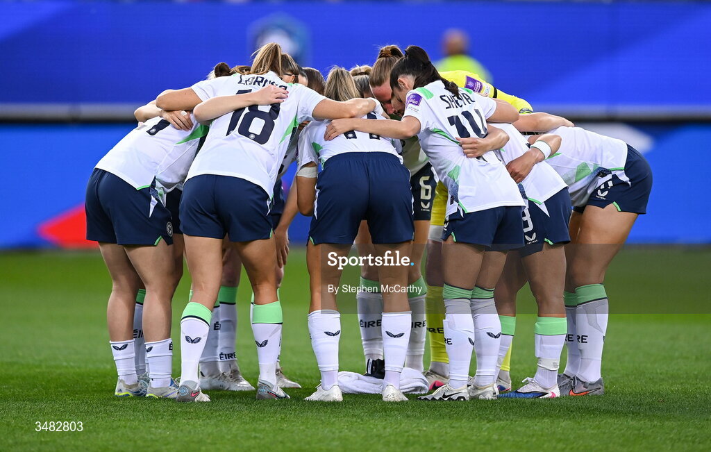 9 June 2026; Republic of Ireland players huddle before the 2027 FIFA Women’s World Cup Qualifier match between France and Republic of Ireland at Stade des Alpes in Grenoble, France. Photo by Stephen McCarthy/Sportsfile
