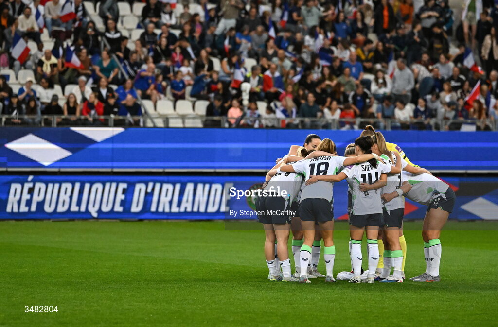 9 June 2026; Republic of Ireland players huddle before the 2027 FIFA Women’s World Cup Qualifier match between France and Republic of Ireland at Stade des Alpes in Grenoble, France. Photo by Stephen McCarthy/Sportsfile