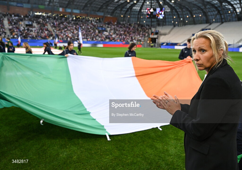 9 June 2026; Republic of Ireland head coach Carla Ward before the 2027 FIFA Women’s World Cup Qualifier match between France and Republic of Ireland at Stade des Alpes in Grenoble, France. Photo by Stephen McCarthy/Sportsfile
