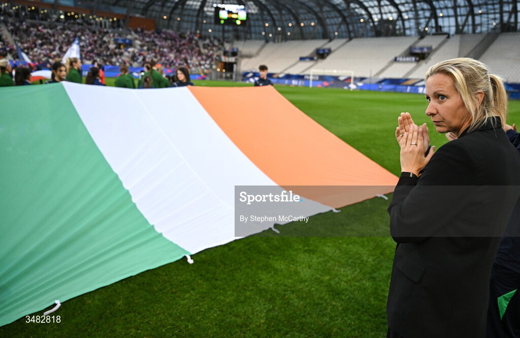 9 June 2026; Republic of Ireland head coach Carla Ward before the 2027 FIFA Women’s World Cup Qualifier match between France and Republic of Ireland at Stade des Alpes in Grenoble, France. Photo by Stephen McCarthy/Sportsfile