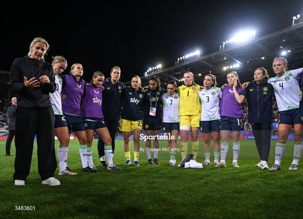 9 June 2026; Republic of Ireland head coach Carla Ward speaks to her players and staff after the 2027 FIFA Women’s World Cup Qualifier match between France and Republic of Ireland at Stade des Alpes in Grenoble, France. Photo by Stephen McCarthy/Sportsfile