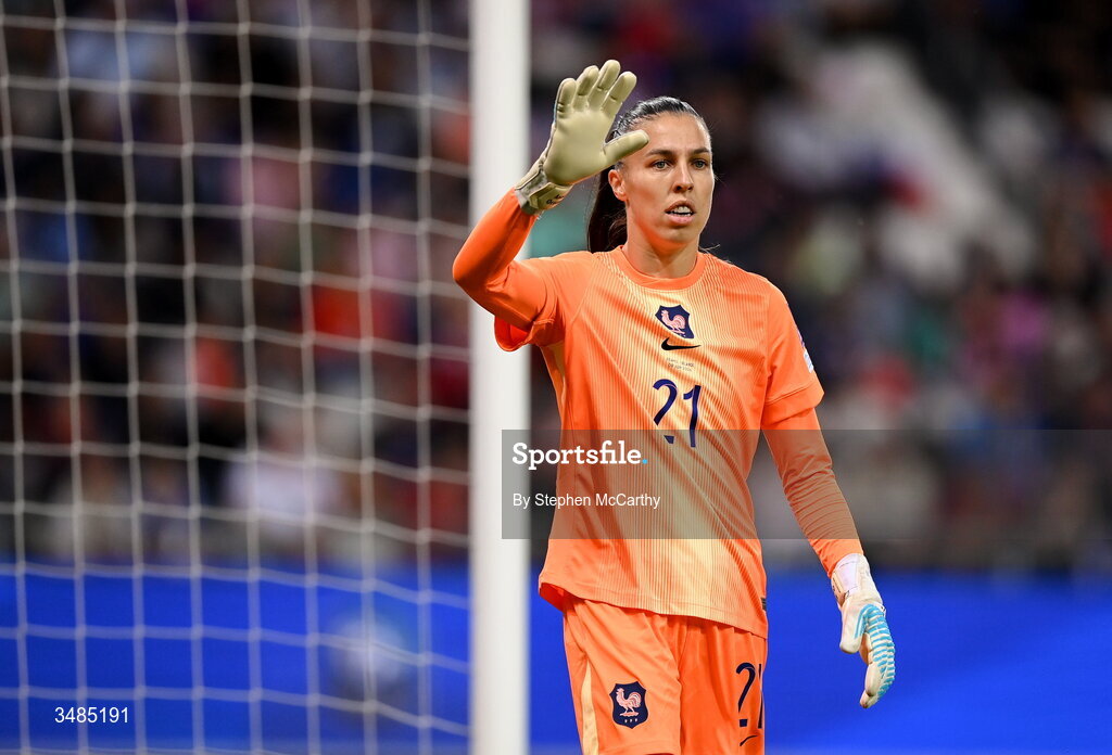9 June 2026; France goalkeeper Constance Picaud during the 2027 FIFA Women’s World Cup Qualifier match between France and Republic of Ireland at Stade des Alpes in Grenoble, France. Photo by Stephen McCarthy/Sportsfile