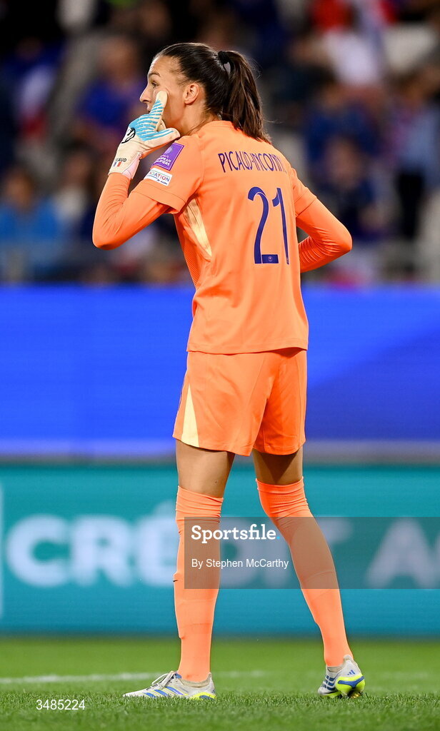 9 June 2026; France goalkeeper Constance Picaud during the 2027 FIFA Women’s World Cup Qualifier match between France and Republic of Ireland at Stade des Alpes in Grenoble, France. Photo by Stephen McCarthy/Sportsfile