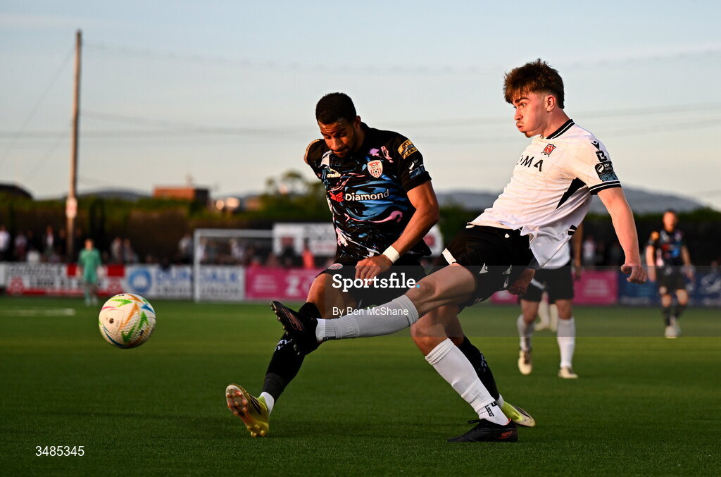 29 May 2026; Eoin Kenny of Dundalk and Barry Cotter of Derry City during the SSE Airtricity Men’s Premier Division match between Dundalk and Derry City at Oriel Park in Dundalk, Louth. Photo by Ben McShane/Sportsfile