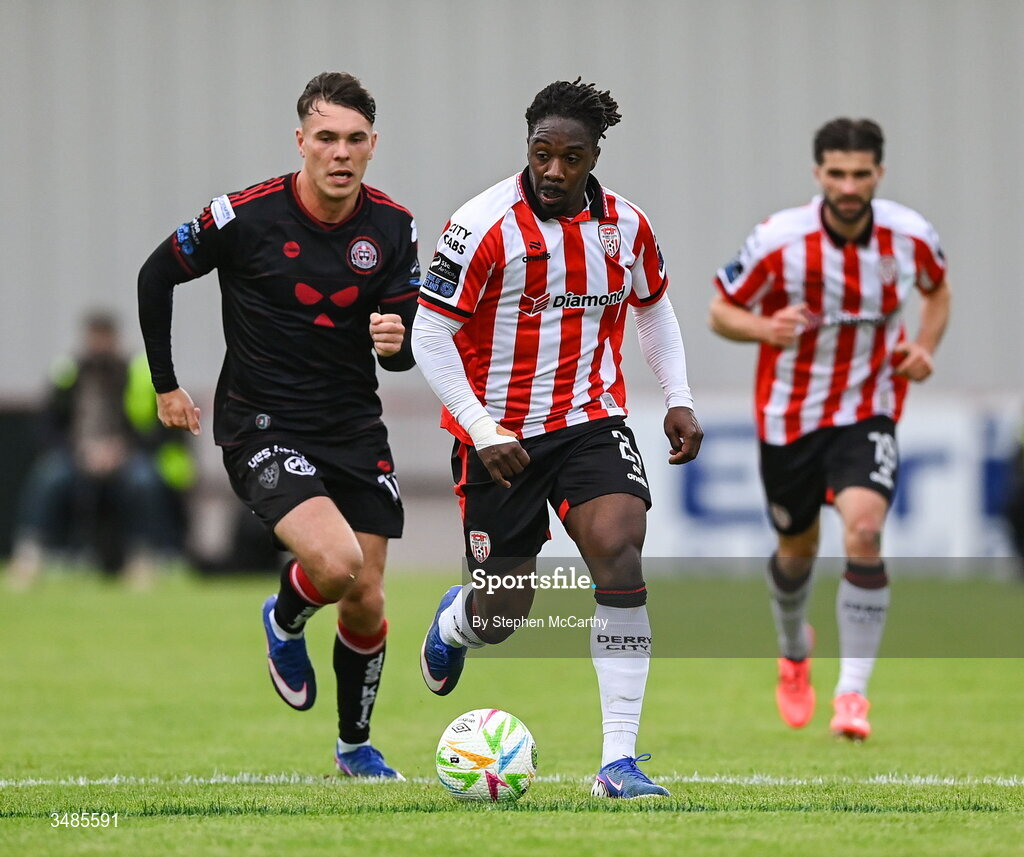 12 June 2026; Kevin dos Santos of Derry City in action against Dayle Rooney of Bohemians during the SSE Airtricity Men’s Premier Division match between Derry City and Bohemians at Find Insurance Celtic Park in Derry. Photo by Stephen McCarthy/Sportsfile