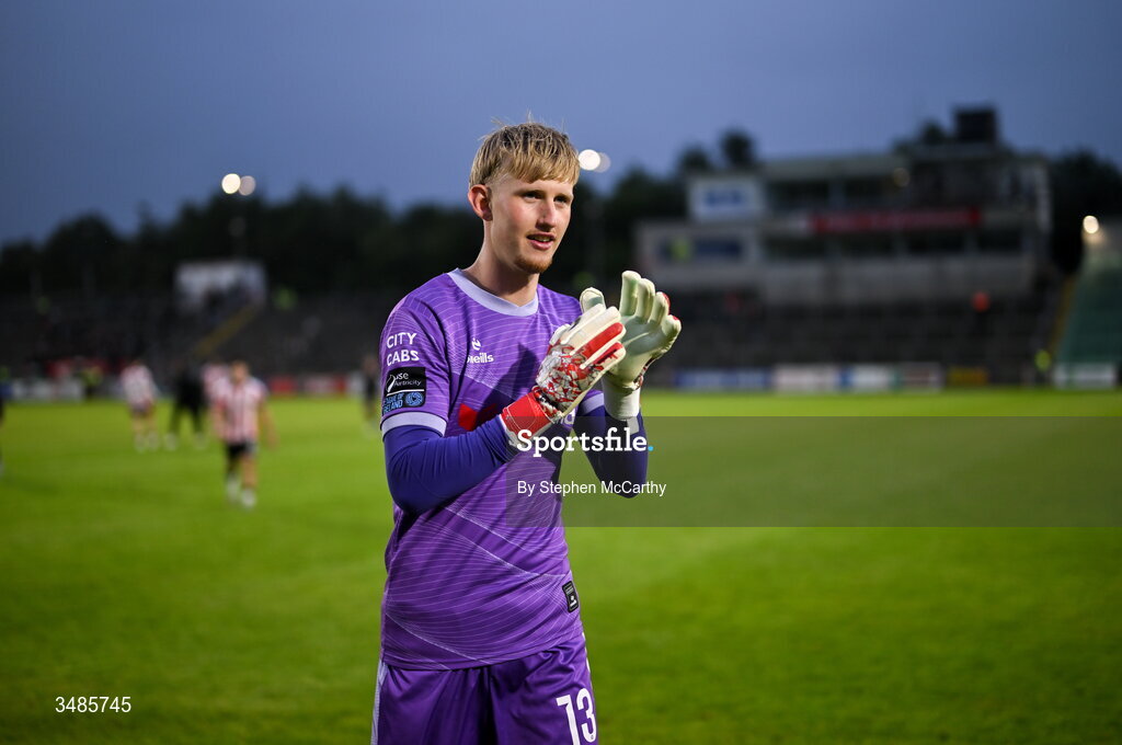 12 June 2026; Derry City goalkeeper Eddie Beach acknowledges his side's supporters after the SSE Airtricity Men’s Premier Division match between Derry City and Bohemians at Find Insurance Celtic Park in Derry. Photo by Stephen McCarthy/Sportsfile