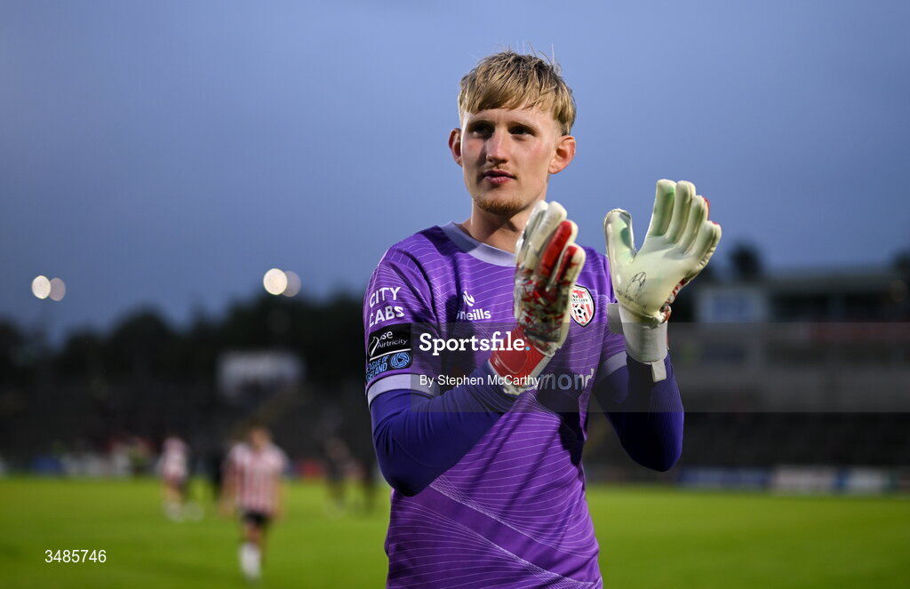 12 June 2026; Derry City goalkeeper Eddie Beach acknowledges his side's supporters after the SSE Airtricity Men’s Premier Division match between Derry City and Bohemians at Find Insurance Celtic Park in Derry. Photo by Stephen McCarthy/Sportsfile