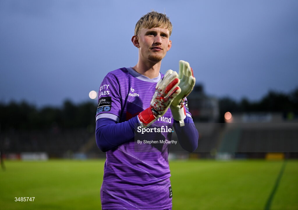 12 June 2026; Derry City goalkeeper Eddie Beach acknowledges his side's supporters after the SSE Airtricity Men’s Premier Division match between Derry City and Bohemians at Find Insurance Celtic Park in Derry. Photo by Stephen McCarthy/Sportsfile