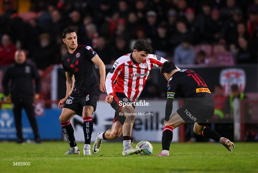 12 June 2026; James Clarke of Derry City in action against Dawson Devoy and Jordan Flores, left, of Bohemians during the SSE Airtricity Men’s Premier Division match between Derry City and Bohemians at Find Insurance Celtic Park in Derry. Photo by Stephen McCarthy/Sportsfile