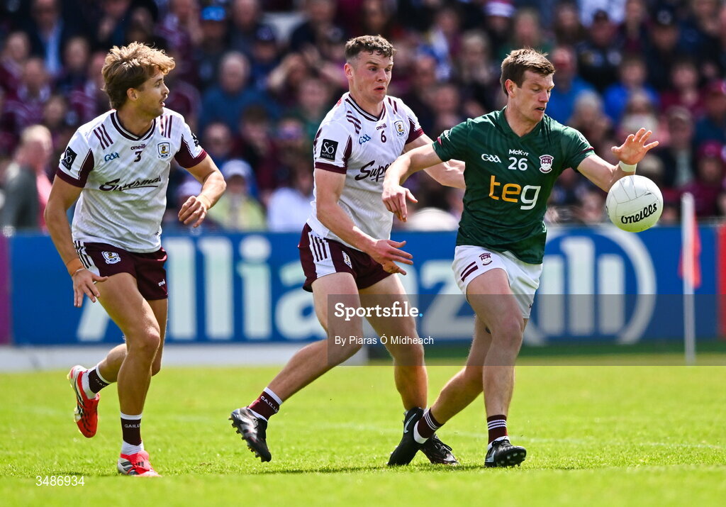 14 June 2026; John Heslin of Westmeath in action against John Daly, 6, and Cian Hernon of Galway during the GAA Football All-Ireland Senior Championship Round 2A match between Galway and Westmeath at Pearse Stadium in Salthill, Galway. Photo by Piaras Ó Mídheach/Sportsfile