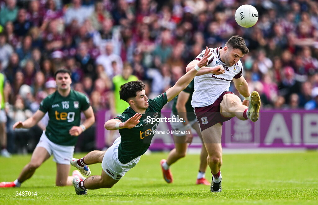 14 June 2026; Damien Comer of Galway shoots under pressure from Jack Duncan of Westmeath during the GAA Football All-Ireland Senior Championship Round 2A match between Galway and Westmeath at Pearse Stadium in Salthill, Galway. Photo by Piaras Ó Mídheach/Sportsfile