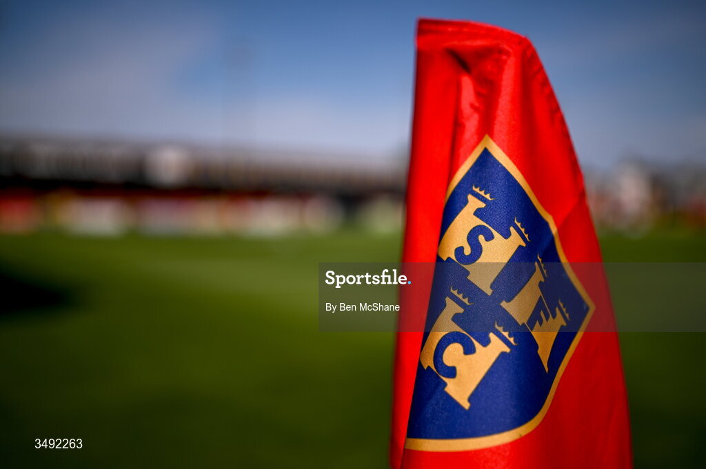 22 June 2026; A general view of a Shelbourne branded corner flag before the SSE Airtricity Men’s Premier Division match between Shelbourne and Bohemians at Tolka Park in Dublin. Photo by Ben McShane/Sportsfile