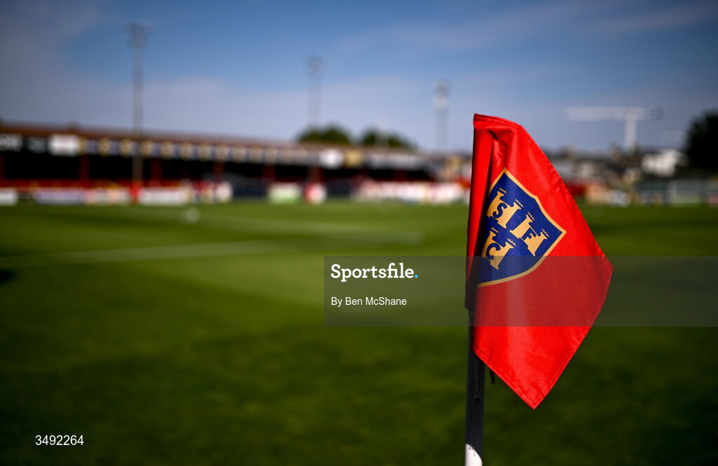 22 June 2026; A general view of a Shelbourne branded corner flag before the SSE Airtricity Men’s Premier Division match between Shelbourne and Bohemians at Tolka Park in Dublin. Photo by Ben McShane/Sportsfile