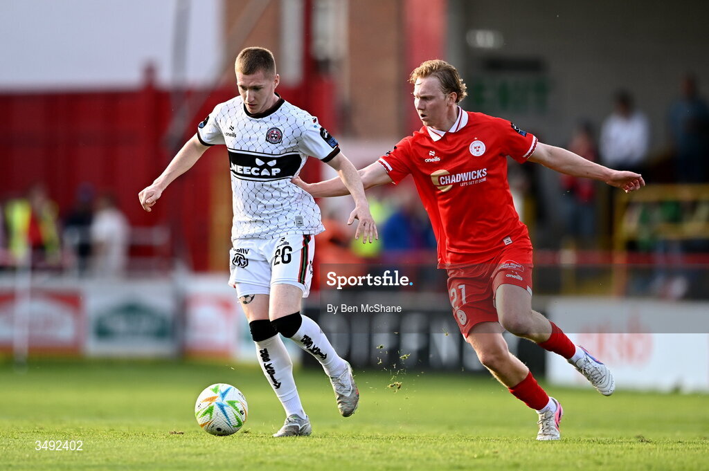 22 June 2026; Ross Tierney of Bohemians in action against Jack Henry-Francis of Shelbourne during the SSE Airtricity Men’s Premier Division match between Shelbourne and Bohemians at Tolka Park in Dublin. Photo by Ben McShane/Sportsfile