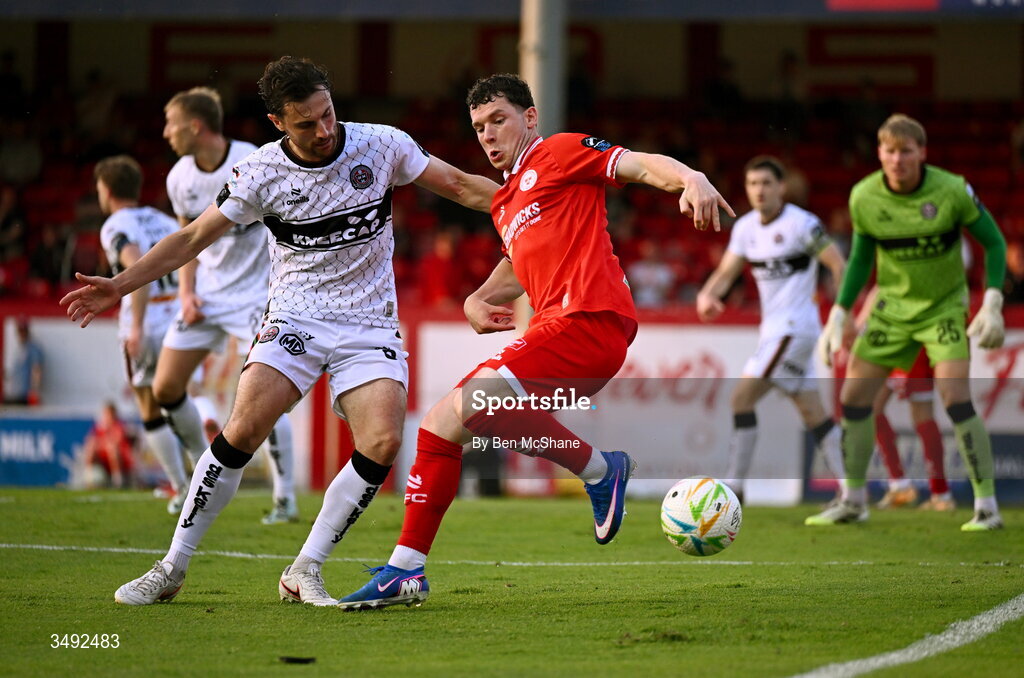 22 June 2026; Ali Coote of Shelbourne in action against Jordan Flores of Bohemians during the SSE Airtricity Men’s Premier Division match between Shelbourne and Bohemians at Tolka Park in Dublin. Photo by Ben McShane/Sportsfile
