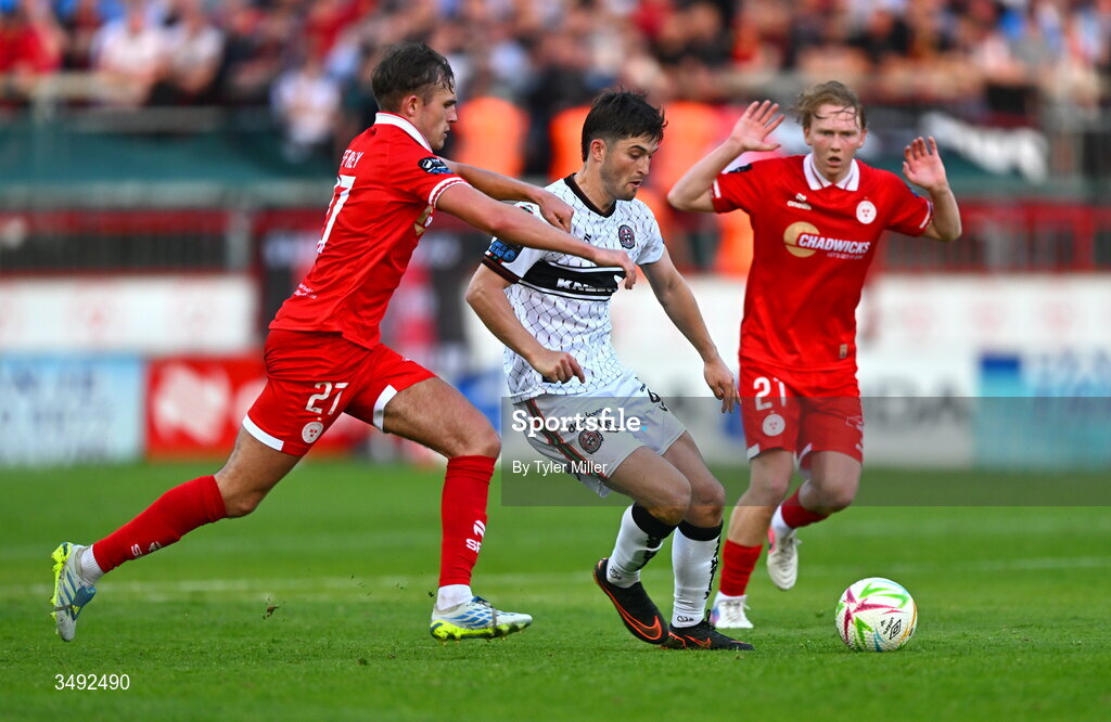 22 June 2026; Colm Whelan of Bohemians in action against Evan Caffrey of Shelbourne during the SSE Airtricity Men’s Premier Division match between Shelbourne and Bohemians at Tolka Park in Dublin. Photo by Tyler Miller/Sportsfile