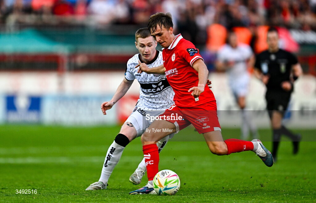 22 June 2026; James Norris of Shelbourne in action against Ross Tierney of Bohemians during the SSE Airtricity Men’s Premier Division match between Shelbourne and Bohemians at Tolka Park in Dublin. Photo by Tyler Miller/Sportsfile