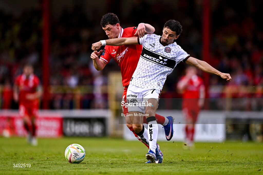 22 June 2026; Ali Coote of Shelbourne is tackled by Connor Parsons of Bohemians during the SSE Airtricity Men’s Premier Division match between Shelbourne and Bohemians at Tolka Park in Dublin. Photo by Ben McShane/Sportsfile