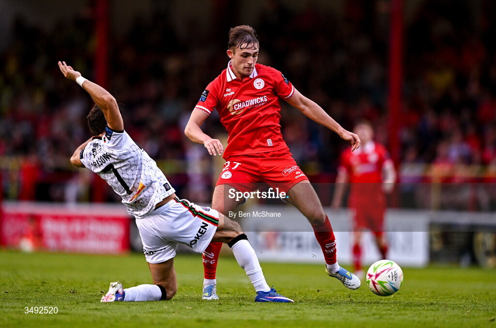 22 June 2026; Evan Caffrey of Shelbourne is tackled by Connor Parsons of Bohemians during the SSE Airtricity Men’s Premier Division match between Shelbourne and Bohemians at Tolka Park in Dublin. Photo by Ben McShane/Sportsfile