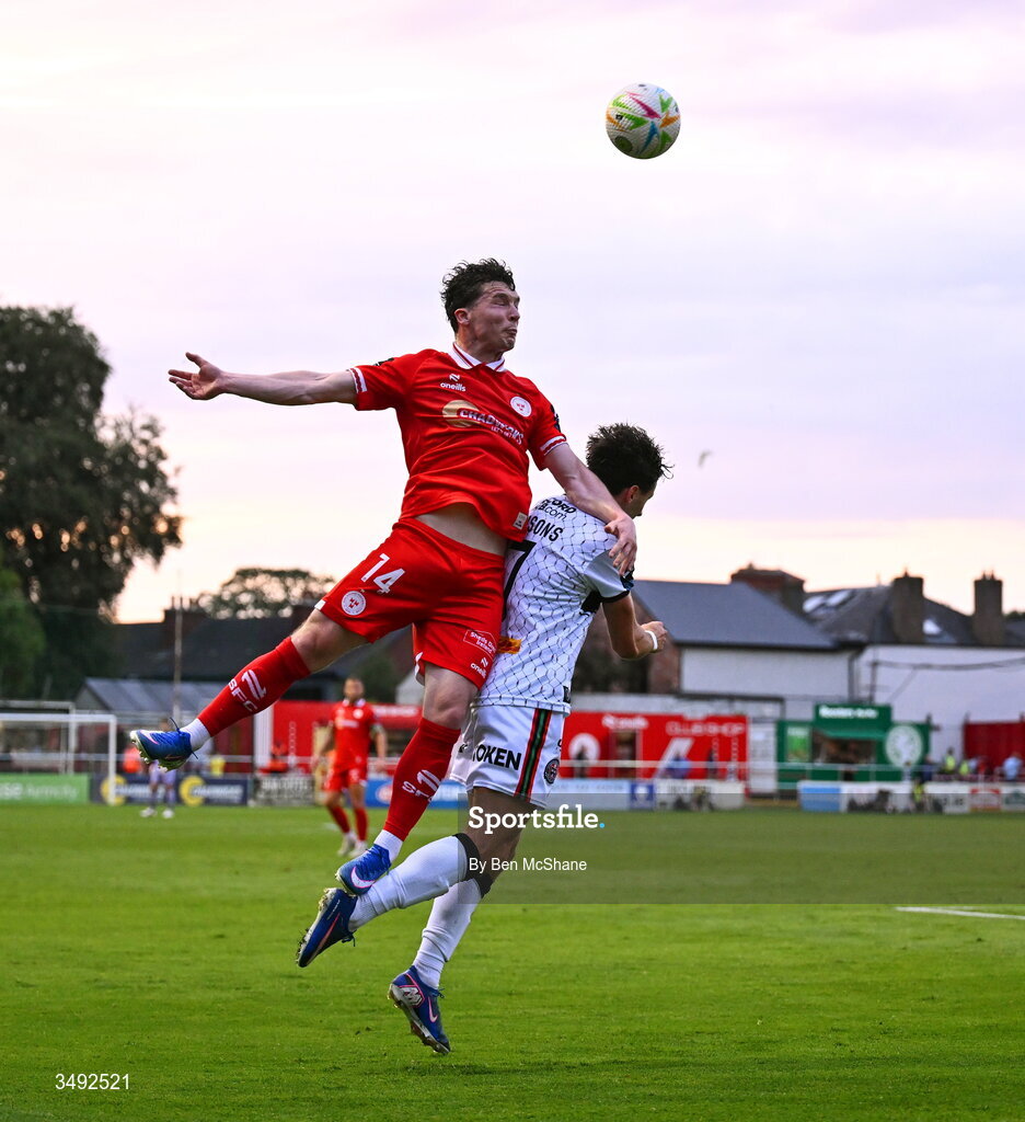 22 June 2026; Ali Coote of Shelbourne wins a header ahead of Connor Parsons of Bohemians during the SSE Airtricity Men’s Premier Division match between Shelbourne and Bohemians at Tolka Park in Dublin. Photo by Ben McShane/Sportsfile