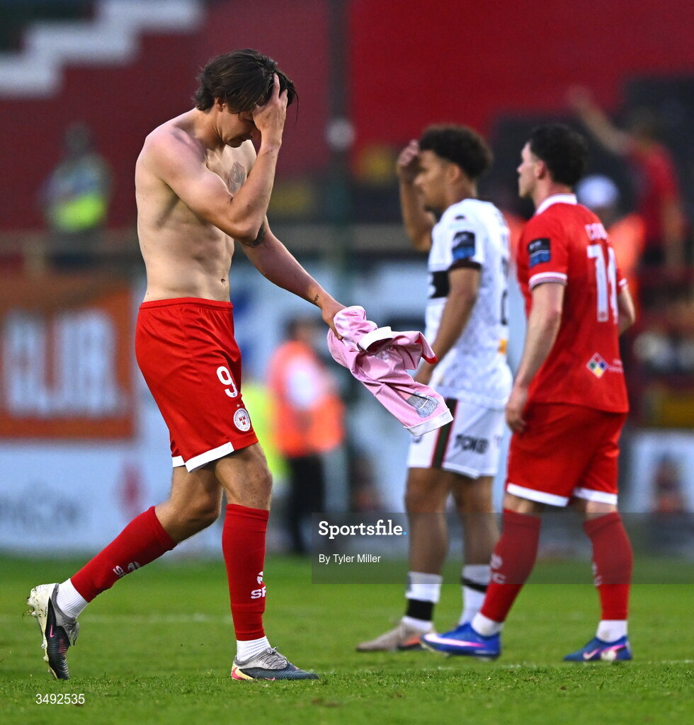 22 June 2026; Sean Boyd of Shelbourne leaves the pitch after being shown a red card by referee Kevin O'Sullivan, not pictured, during the SSE Airtricity Men’s Premier Division match between Shelbourne and Bohemians at Tolka Park in Dublin. Photo by Tyler Miller/Sportsfile