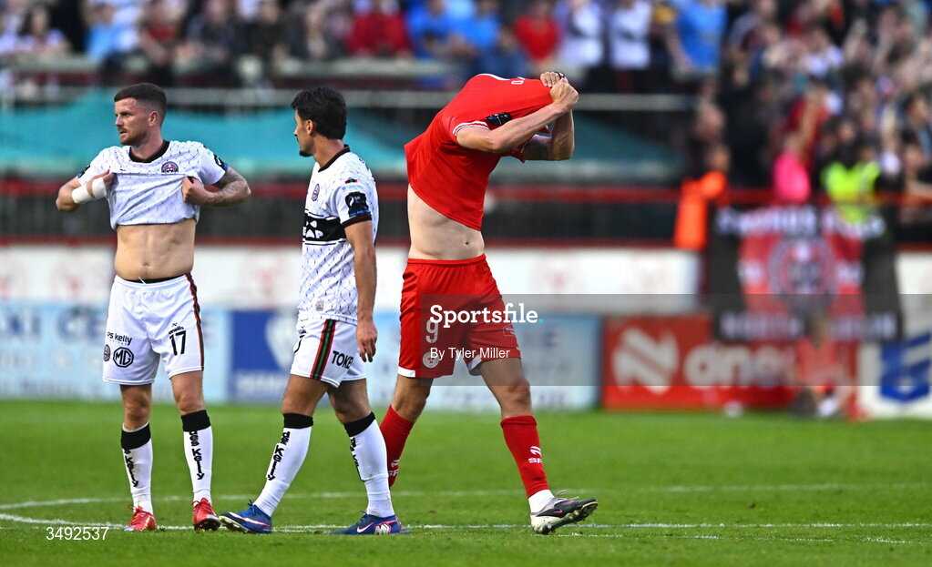 22 June 2026; Sean Boyd of Shelbourne leaves the pitch after being shown a red card by referee Kevin O'Sullivan, not pictured, during the SSE Airtricity Men’s Premier Division match between Shelbourne and Bohemians at Tolka Park in Dublin. Photo by Tyler Miller/Sportsfile