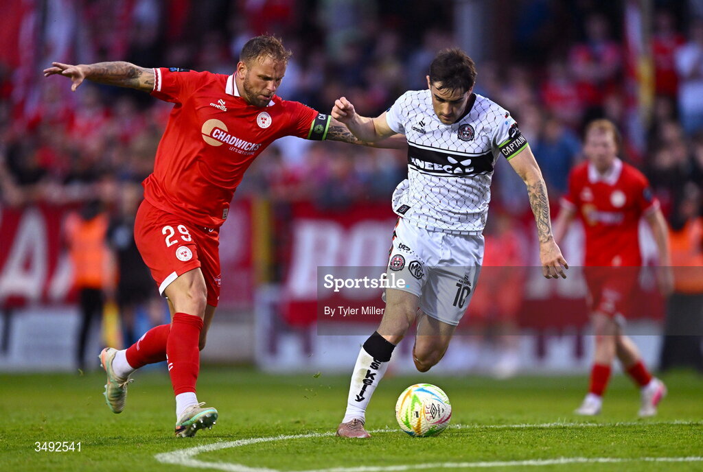 22 June 2026; Dawson Devoy of Bohemians in action against Paddy Barrett of Shelbourne during the SSE Airtricity Men’s Premier Division match between Shelbourne and Bohemians at Tolka Park in Dublin. Photo by Tyler Miller/Sportsfile