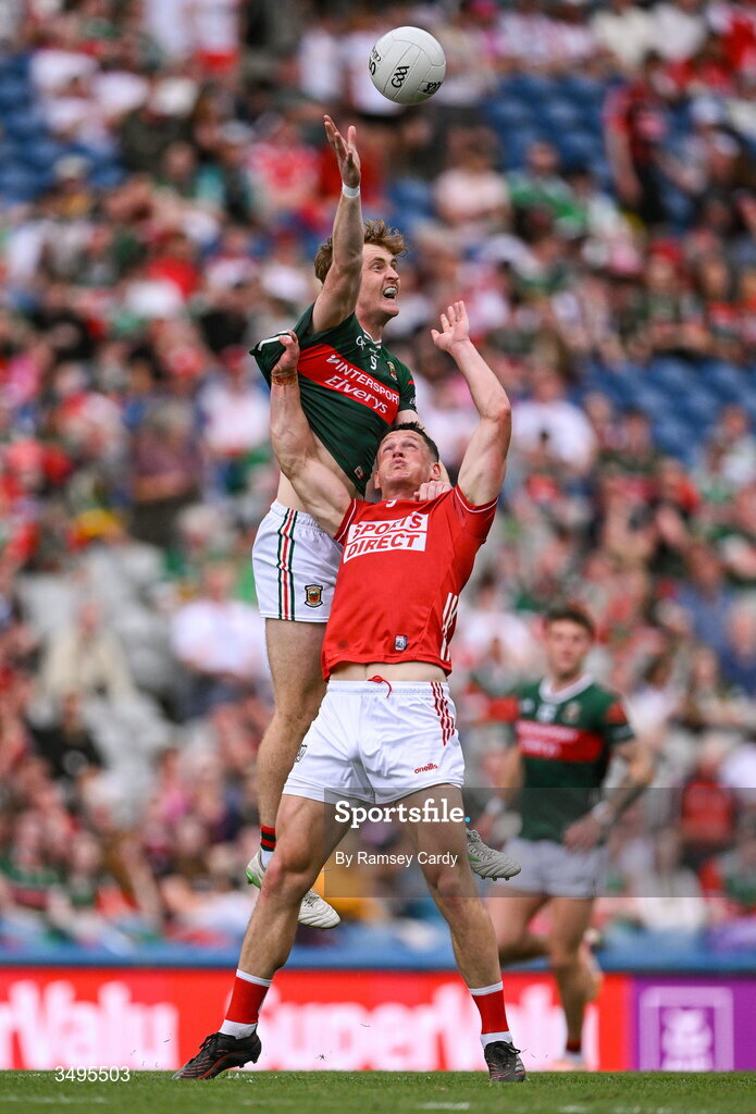 27 June 2026; Jack Carney of Mayo and Colm O'Callaghan of Cork compete for the second half throw-in during the GAA Football All-Ireland Senior Championship quarter-final match between Cork and Mayo at Croke Park in Dublin. Photo by Ramsey Cardy/Sportsfile