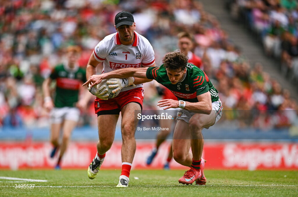 27 June 2026; Cork goalkeeper Patrick Doyle in action against Sam Callinan of Mayo during the GAA Football All-Ireland Senior Championship quarter-final match between Cork and Mayo at Croke Park in Dublin. Photo by Ben McShane/Sportsfile