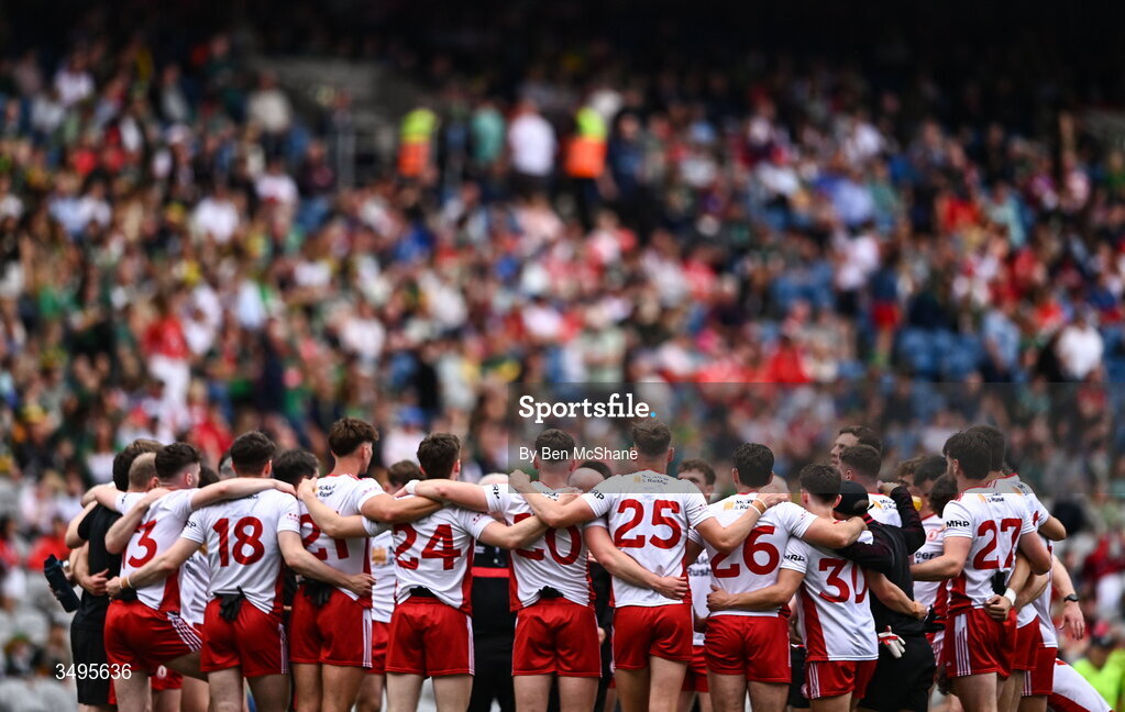 27 June 2026; Tyrone players huddle before the GAA Football All-Ireland Senior Championship quarter-final match between Kerry and Tyrone at Croke Park in Dublin. Photo by Ben McShane/Sportsfile