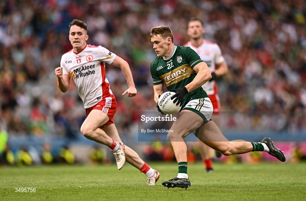 27 June 2026; Gavin White of Kerry in action against Eoin McElholm of Tyrone during the GAA Football All-Ireland Senior Championship quarter-final match between Kerry and Tyrone at Croke Park in Dublin. Photo by Ben McShane/Sportsfile