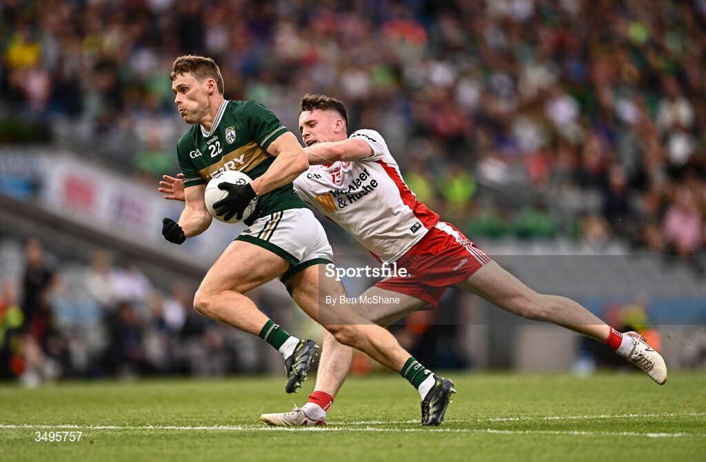 27 June 2026; Gavin White of Kerry in action against Eoin McElholm of Tyrone during the GAA Football All-Ireland Senior Championship quarter-final match between Kerry and Tyrone at Croke Park in Dublin. Photo by Ben McShane/Sportsfile