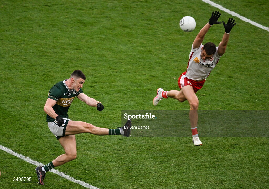 27 June 2026; Seán O'Shea of Kerry has a shot at goal despite the efforts of Conn Kilpatrick of Tyrone during the GAA Football All-Ireland Senior Championship quarter-final match between Kerry and Tyrone at Croke Park in Dublin. Photo by Sam Barnes/Sportsfile